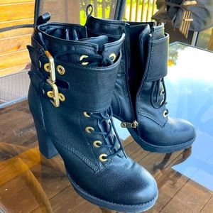GUESS: Boots lace and buckle ankle boots 4” heels, slight front platform.